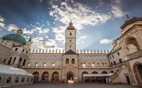 Zamek w Krasiczynie zachwyca architekturą. Sprawdź aktualne zamek w Krasiczynie ceny biletów i zaplanuj wizytę!