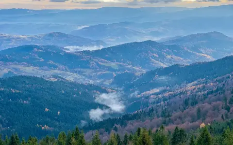 Widok na Beskid Sądecki, mgły unoszące się w dolinach. To może być początek najkrótszego szlaku na Gorc.