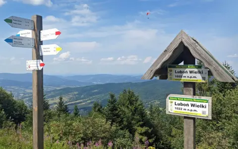 Rozdroże szlaków na Luboń Wielki. W oddali widać paralotnię.