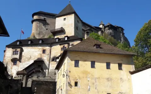 Zamek Orawski, malownicza twierdza na skale. Sprawdź zamek orawski cennik i zaplanuj wizytę!