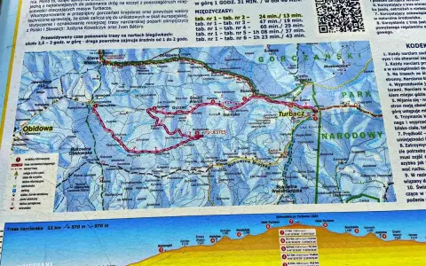 Mapa z zaznaczonymi gorce szlaki turystyczne, w tym trasy narciarskie i piesze. Widoczne szczyty, schroniska i punkty widokowe.