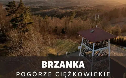 Wieża widokowa na Brzance w Pogórzu Ciężkowickim. Rozległy krajobraz o zachodzie słońca.