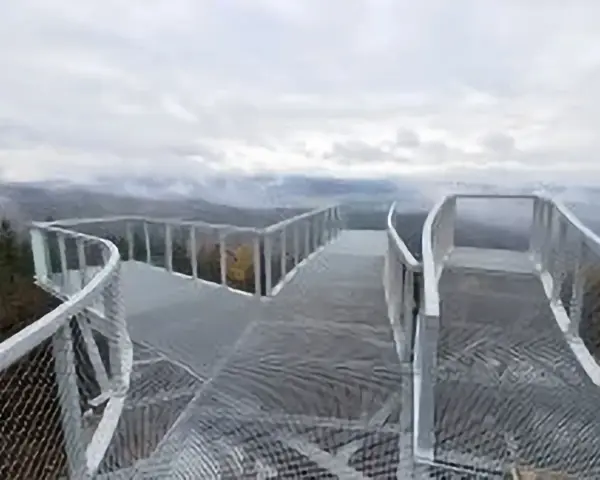 Ścieżka widokowa na szczyt. Dowiedz się, jak wejść na Trojak i podziwiać panoramę.