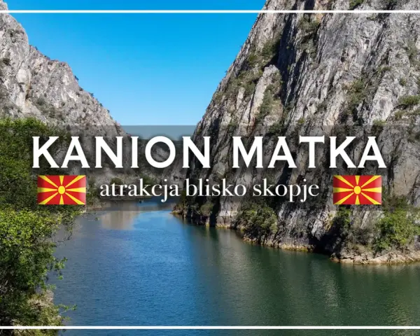 Wodna ścieżka przez kanion Matka, malowniczą atrakcję blisko Skopje, otoczony skalistymi zboczami i bujną zielenią.