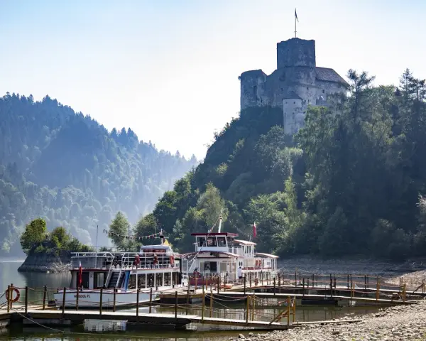 Majestatyczny zamek na wzgórzu, statki wycieczkowe przy pomoście. Idealne miejsce, gdzie na weekend Małopolska zaprasza do podziwiania krajobrazów.