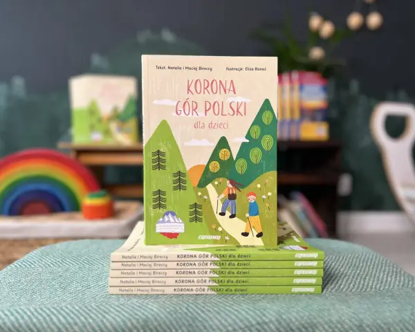 Książka "Korona Gór Polski dla dzieci" z ilustracją gór i dzieci na szlaku. Idealna mapa dla małych odkrywców pasma górskie w Polsce.
