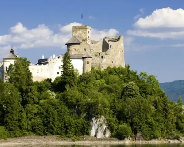 Zamek w Niedzicy, malowniczo położony nad jeziorem, kryje wiele ciekawostek. Otoczony zielenią, z wieżą górującą nad okolicą, zaprasza do odkrywania historii.
