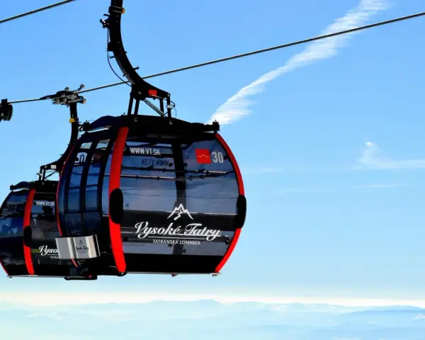 Kolejką na Łomnicę. Bilety online na Tatry Wysokie. Widok na góry z gondoli.