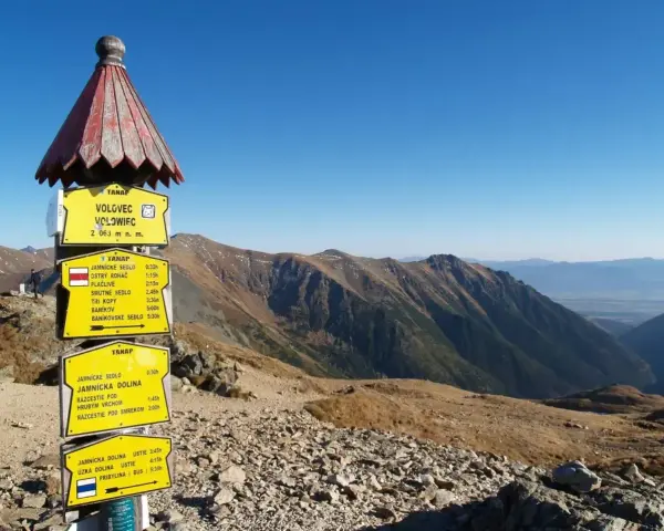 Szlak na Wołowiec (2063 m n.p.m.) w Tatrach. Znaki wskazują drogę do Ostrego Rohacza, Smutnego Sedla i innych szczytów.