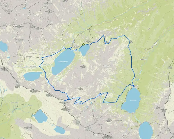 Mapa turystyczna z zaznaczoną trasą wokół Wielkiego Stawu Polskiego i Morskiego Oka.