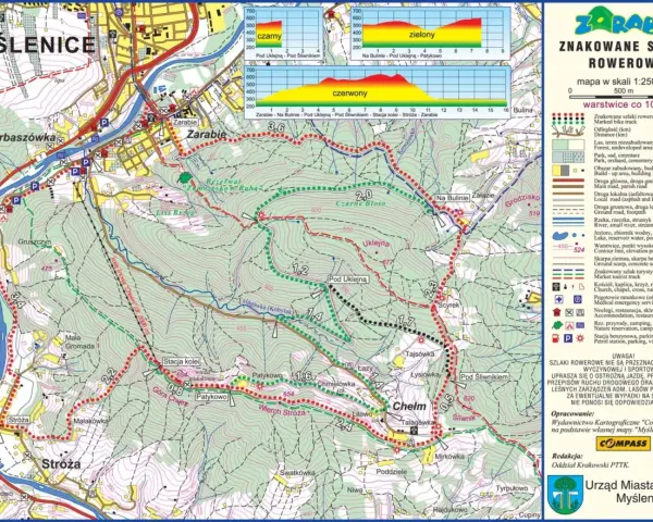 Mapa szlaków rowerowych w Myślenicach i okolicach. Widok na góry, lasy, rzekę Rabę i zabudowania.