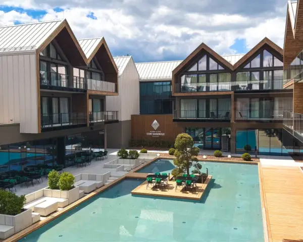 Nowoczesny kompleks hotelowy z basenem i tarasami, idealny na wypoczynek w Karkonoszach. Jelenia Góra, jakie województwo? Dolnośląskie!