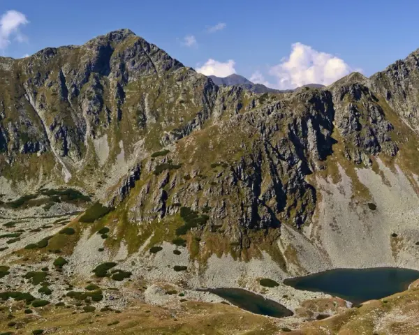 Kamieniste zbocza górskie z dwoma stawami. Widok na najkrótszy szlak na Bystrą.