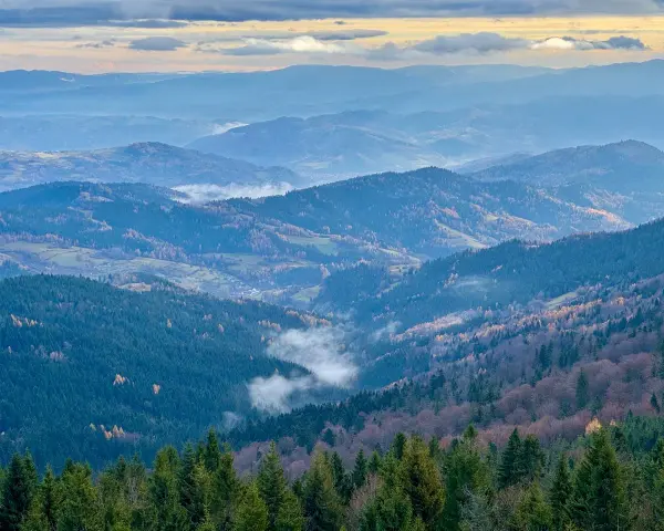 Widok na Beskid Sądecki, mgły unoszące się w dolinach. To może być początek najkrótszego szlaku na Gorc.