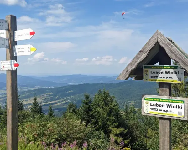 Rozdroże szlaków na Luboń Wielki. W oddali widać paralotnię.