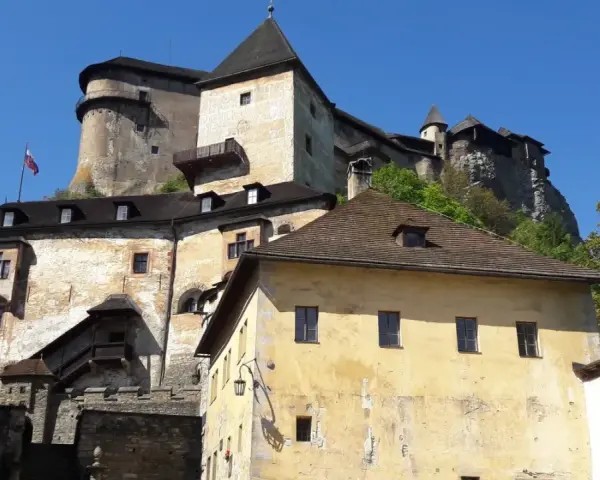 Zamek Orawski, malownicza twierdza na skale. Sprawdź zamek orawski cennik i zaplanuj wizytę!