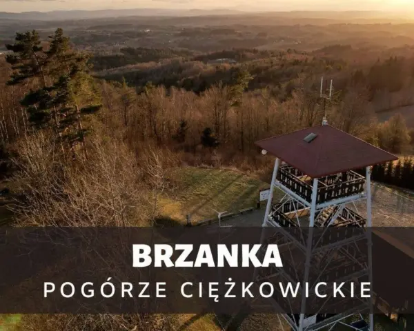 Wieża widokowa na Brzance w Pogórzu Ciężkowickim. Rozległy krajobraz o zachodzie słońca.