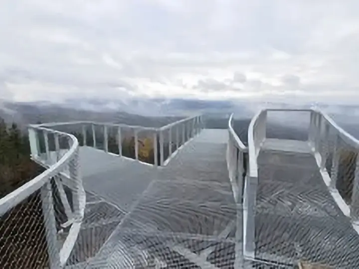 Ścieżka widokowa na szczyt. Dowiedz się, jak wejść na Trojak i podziwiać panoramę.