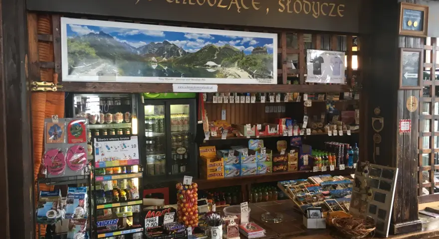 Ile kosztuje nocleg w schronisku? Przewodnik po cenach i zniżkach