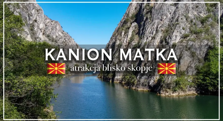 Wodna ścieżka przez kanion Matka, malowniczą atrakcję blisko Skopje, otoczony skalistymi zboczami i bujną zielenią.