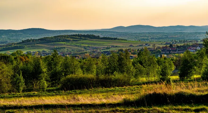 Góry Świętokrzyskie: Co zobaczyć? Odkryj sekrety i zaplanuj wyjazd