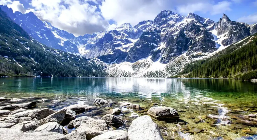 Morskie Oko, perła Tatr, gdzie najmłodsze góry w Polsce wznoszą się nad krystalicznie czystą wodą.