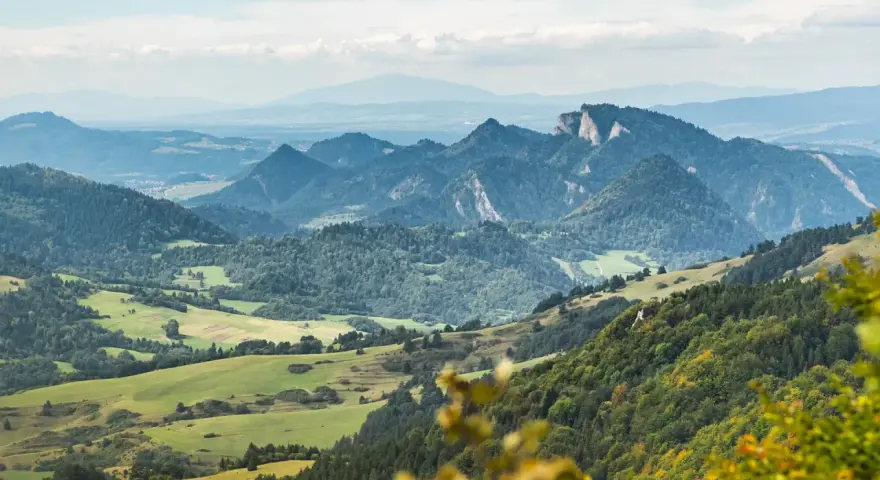 Widok na malownicze, zielone doliny i skaliste szczyty, tworzące wysoką koronę gór polski.