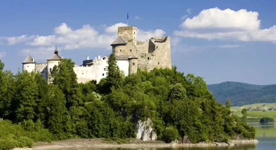 Zamek w Niedzicy, malowniczo położony nad jeziorem, kryje wiele ciekawostek. Otoczony zielenią, z wieżą górującą nad okolicą, zaprasza do odkrywania historii.