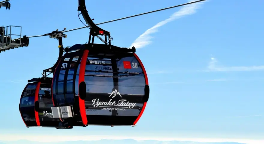 Kolejką na Łomnicę. Bilety online na Tatry Wysokie. Widok na góry z gondoli.