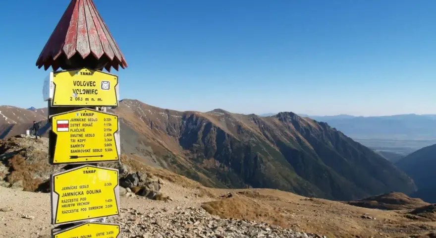 Szlak na Wołowiec (2063 m n.p.m.) w Tatrach. Znaki wskazują drogę do Ostrego Rohacza, Smutnego Sedla i innych szczytów.