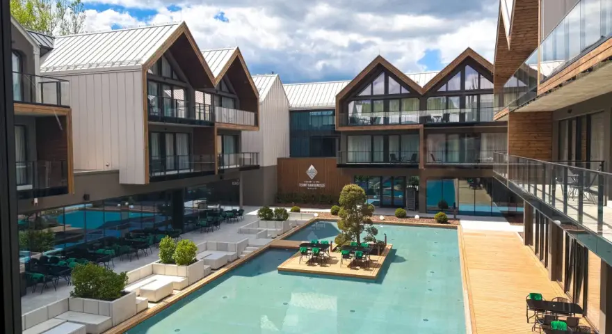 Nowoczesny kompleks hotelowy z basenem i tarasami, idealny na wypoczynek w Karkonoszach. Jelenia Góra, jakie województwo? Dolnośląskie!