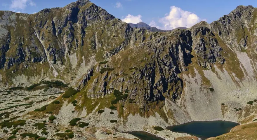 Kamieniste zbocza górskie z dwoma stawami. Widok na najkrótszy szlak na Bystrą.
