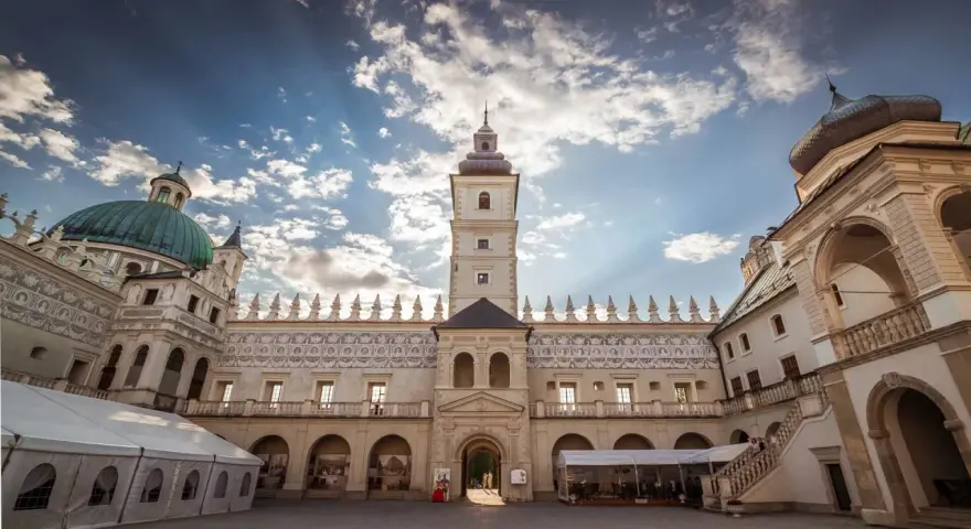 Zamek w Krasiczynie zachwyca architekturą. Sprawdź aktualne zamek w Krasiczynie ceny biletów i zaplanuj wizytę!