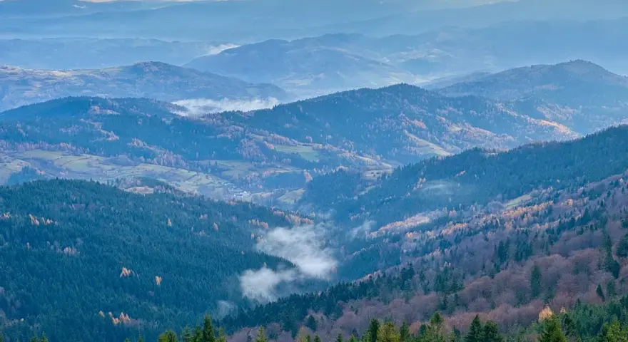 Widok na Beskid Sądecki, mgły unoszące się w dolinach. To może być początek najkrótszego szlaku na Gorc.