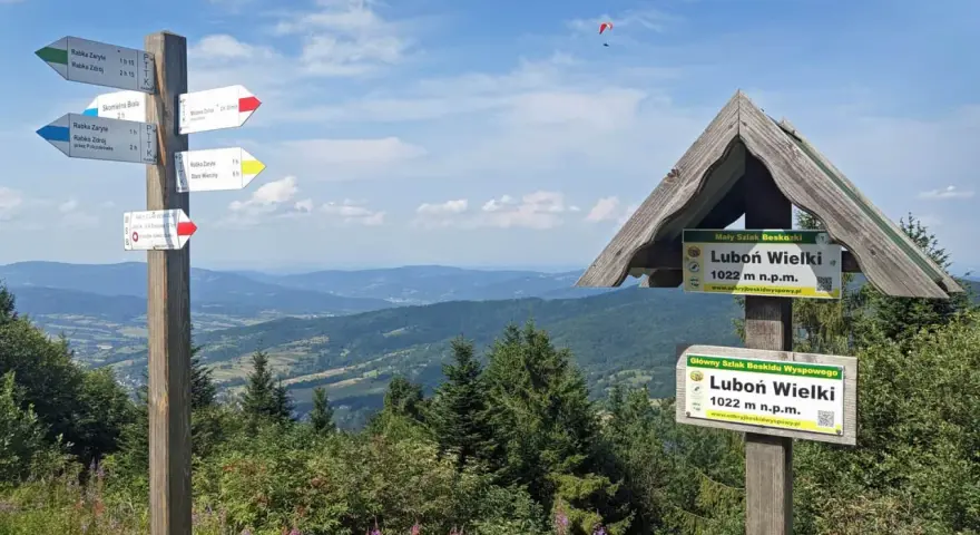 Rozdroże szlaków na Luboń Wielki. W oddali widać paralotnię.