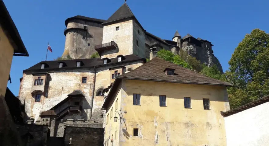 Zamek Orawski, malownicza twierdza na skale. Sprawdź zamek orawski cennik i zaplanuj wizytę!