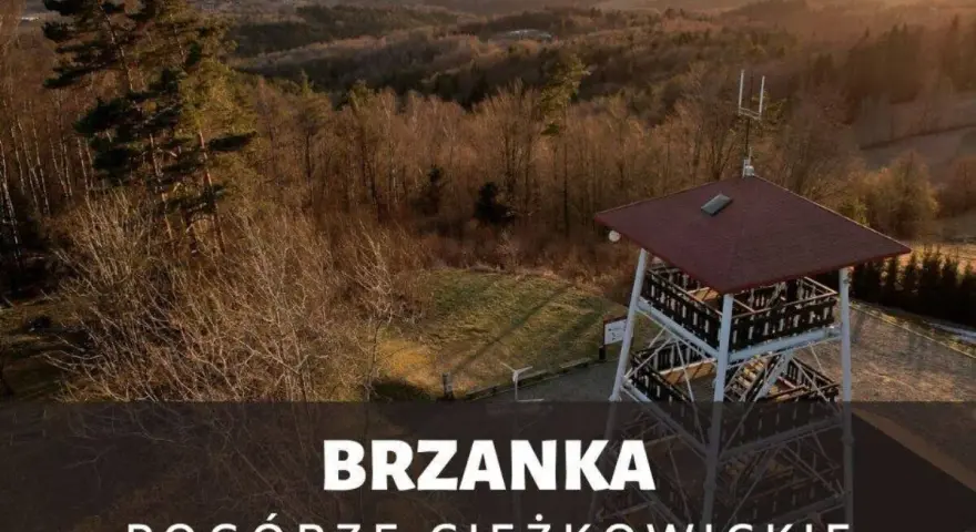 Wieża widokowa na Brzance w Pogórzu Ciężkowickim. Rozległy krajobraz o zachodzie słońca.