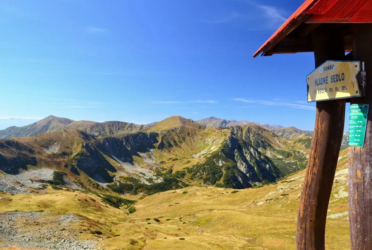 Widok na szlak turystyczny w Tatrach Wysokich. Tabliczka wskazuje Hladké Sedlo na wysokości 1993,4 m n. m.
