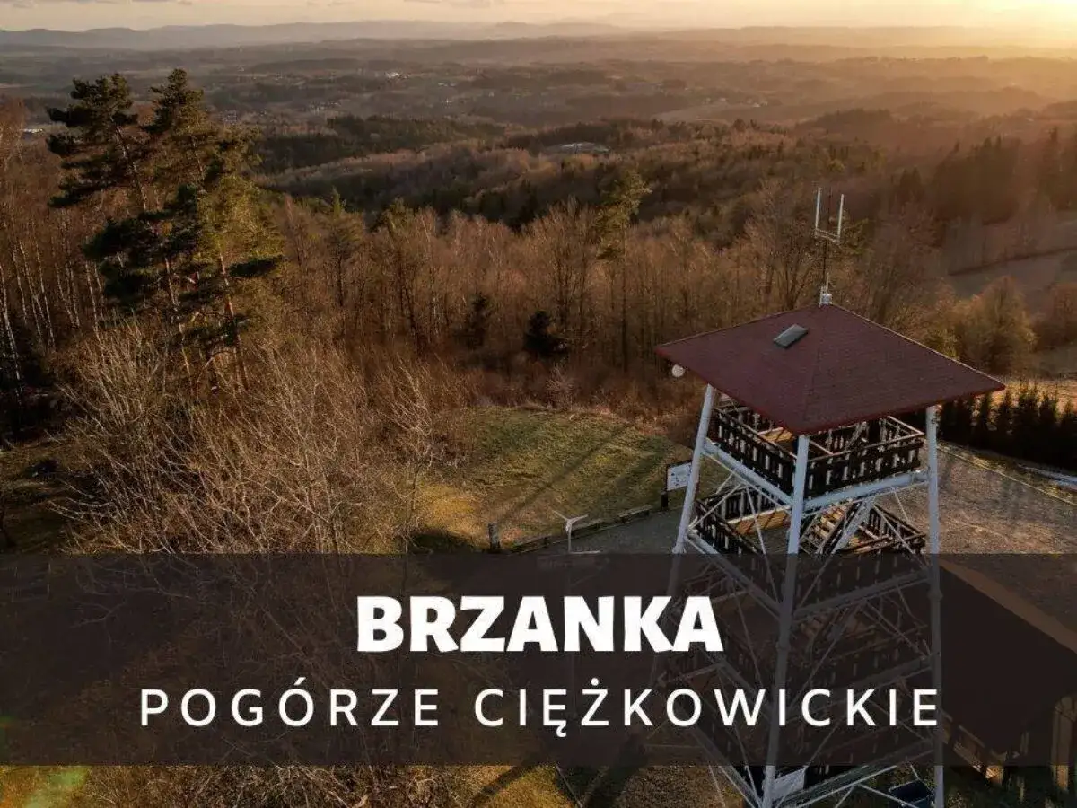 Wieża widokowa na Brzance w Pogórzu Ciężkowickim. Rozległy krajobraz o zachodzie słońca.