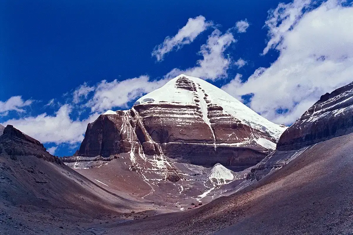 Majestatyczny szczyt Kailash, pokryty śniegiem, góruje nad surowym krajobrazem.