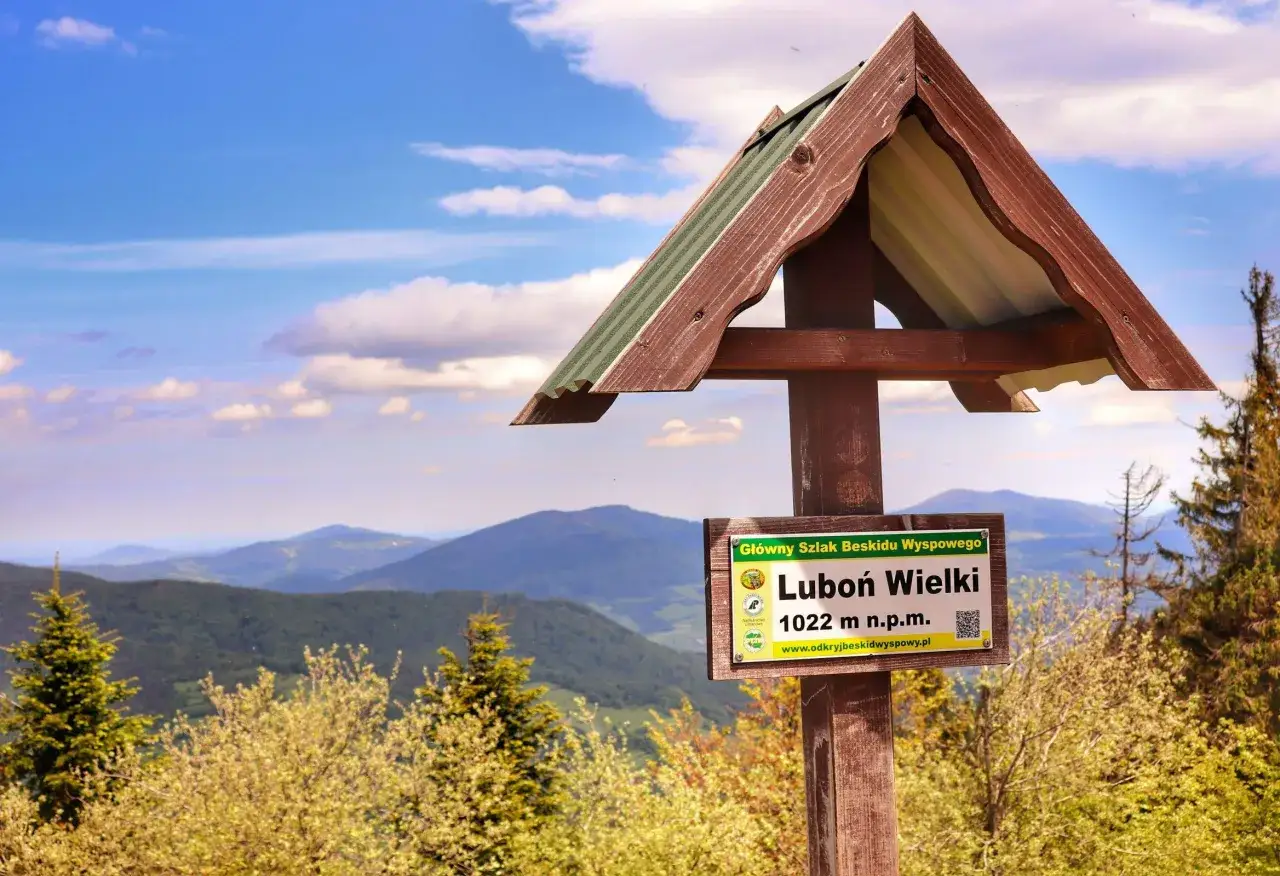 Szlak Beskidu Wyspowego: Luboń Wielki 1022 m n.p.m. Piękny widok na góry i chmury.