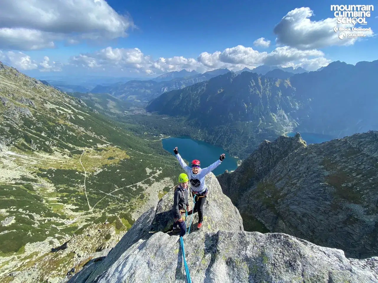 Dwóch wspinaczy na szczycie, radość po wejściu na Mnicha. W tle Tatry i Morskie Oko.