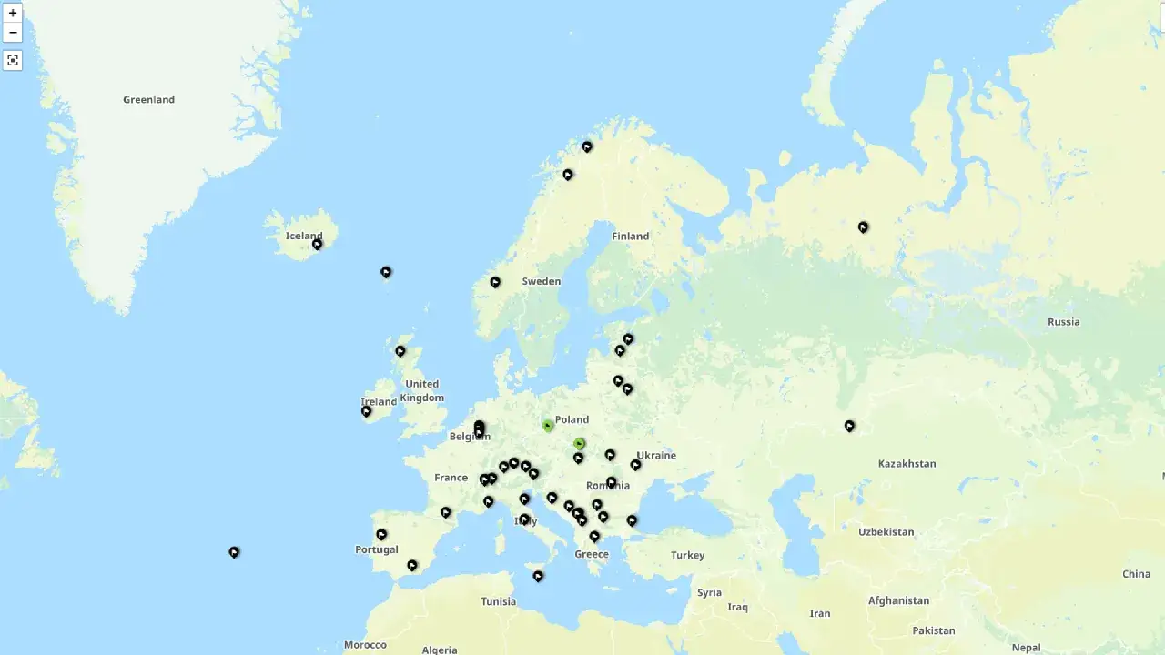 Mapa Europy z zaznaczonymi punktami, być może szczyty Korony Europy. Punkty widoczne od Islandii po Rosję.