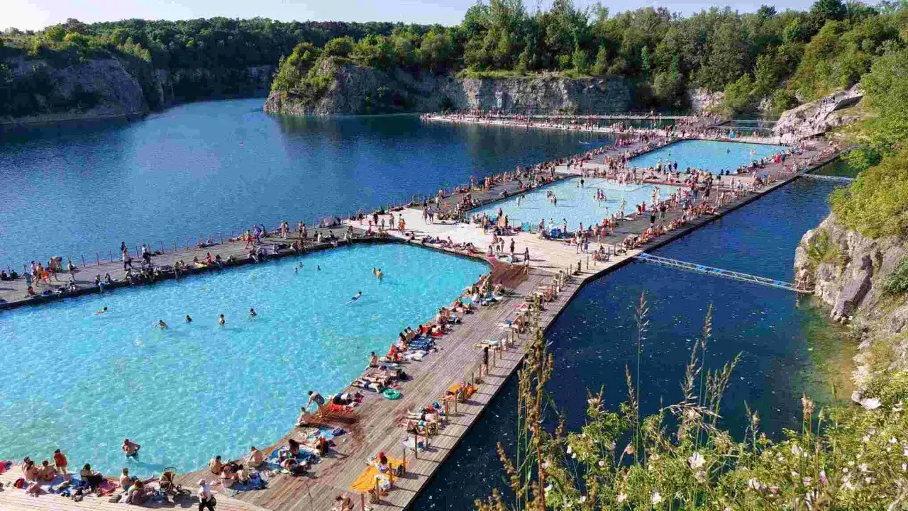 Zakrzówek cennik: malowniczy zalew z basenami i mnóstwem plażowiczów. Idealne miejsce na letni relaks.