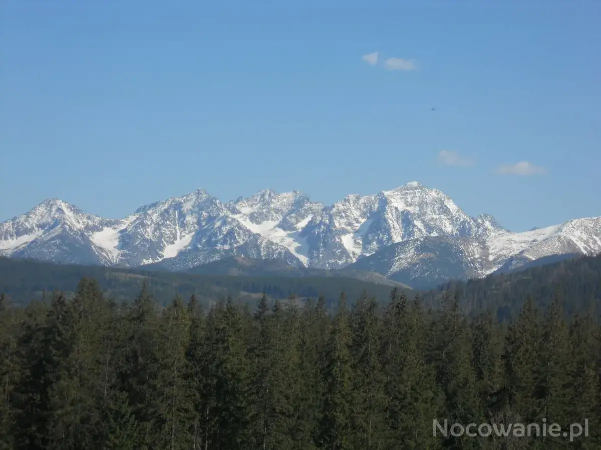 Piękne Tatry ze śniegiem na szczytach, widok z murzasichle punkt widokowy.