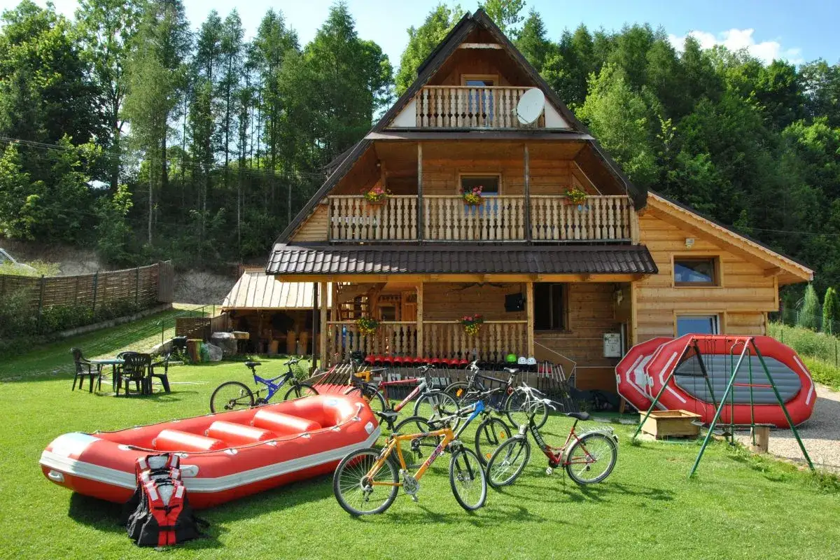 Różne typy noclegów w Pieninach (hotel, pensjonat, domek)