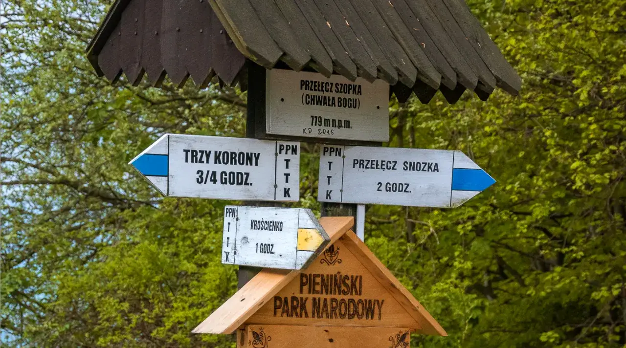Znak szlaku turystycznego z informacją o zamknięciu w górach