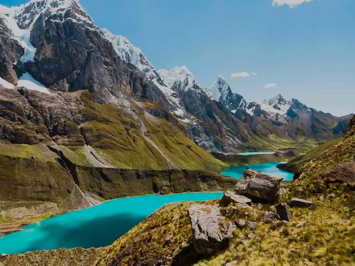 Turkusowe jeziora w dolinie otoczonej ośnieżonymi szczytami Cordillera Blanca.