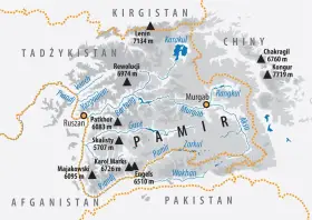 Mapa górskiego regionu Pamir z zaznaczonymi szczytami, rzekami i jeziorami. Widoczne są nazwy krajów: Tadżykistan, Kirgistan, Chiny, Afganistan, Pakistan.