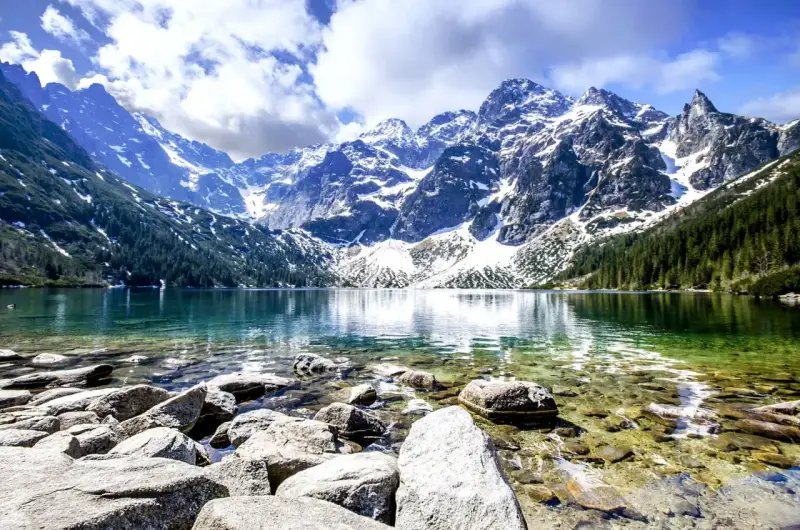 Morskie Oko, perła Tatr, gdzie najmłodsze góry w Polsce wznoszą się nad krystalicznie czystą wodą.